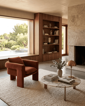 Kael: la nuova poltrona in velluto terracotta di MOOM